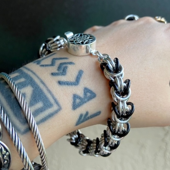 Celtic chain bracelet . handcrafted silver & black maille bizantine links - Picture 9 of 15